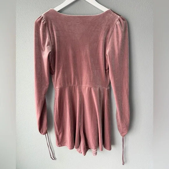 Urban Outfitters blush mauve Goldmine Velvet Surplice Romper Women’s sz S - Picture 9 of 10